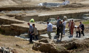 Las Delegadas del Gobierno Andaluz en Granada y  de Agricultura, Pesca y Medio Ambiente junto con el Presidente del GDR de   Guadix visitan las obras de restauración del Teatro Romano de Guadix