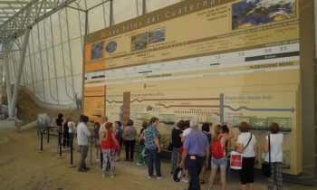 Las asociaciones de mujeres de la comarca de Guadix visitan la Estación Paleontológica del Valle del Río Fardes en Fonelas