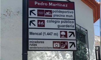 Nueva señalética en Pedro Martínez gracias al GDR de Guadix
