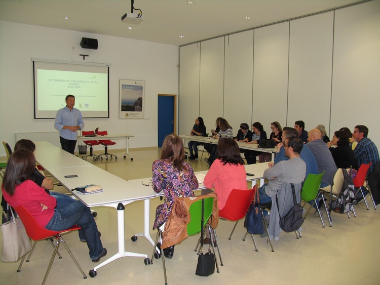 El GDR de Guadix expone el contenido definitivo de la Estrategia de Desarrollo Local LEADER  2016-2020 de la comarca de Guadix a los agentes locales de innovación de los centros Guadalinfo de la comarca